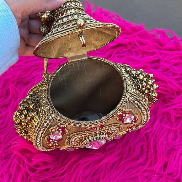 Gold metal/tin like small clutch. - Picture 4 of 8